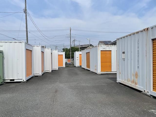埼玉県川口市でコンテナ塗装前に現地調査、チョーキングと赤錆が進んだレンタル倉庫を確認